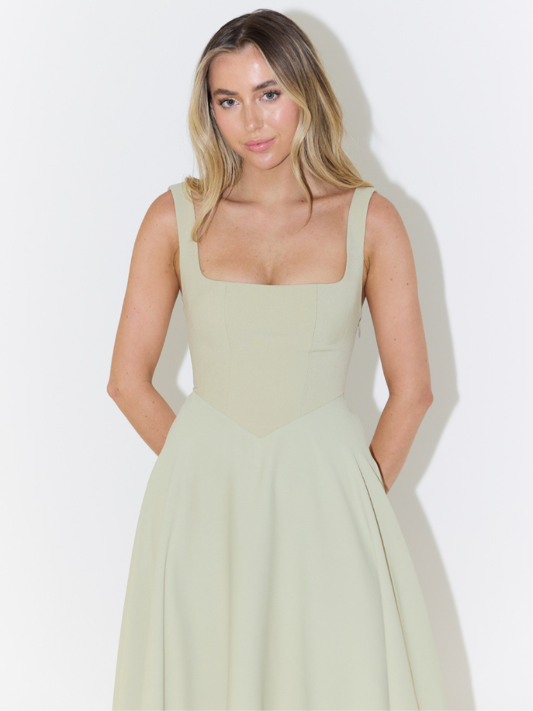 Kamelia - Elegancka Sukienka Bez Rękawów